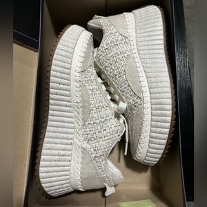 Women’s white sneaker